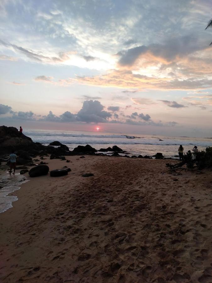 Near Beach Rest Unawatuna Kültér fotó